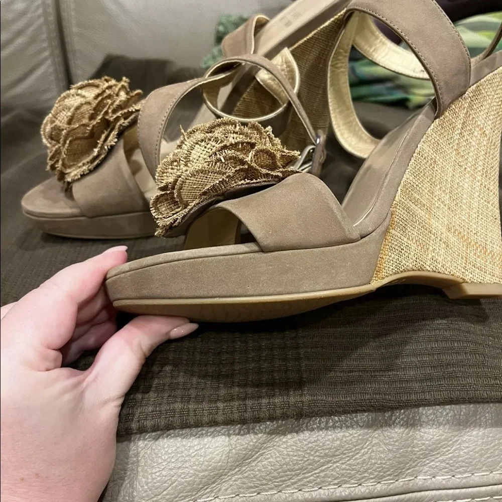 Stuart Weitzman Belflor Beige Wedges sz 8.5